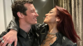 Dua Lipa se compromete con Callum Turner y “levita” de amor