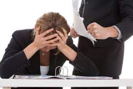 El 45% de las personas ecuatorianas pensó en renunciar a su trabajo por la mala relación con su jefe o jefa